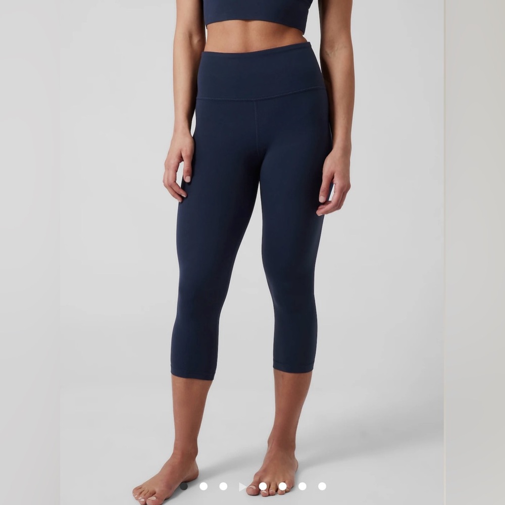Athleta Salutation Stash Pocket Navy Blue Capri Leggings Size S